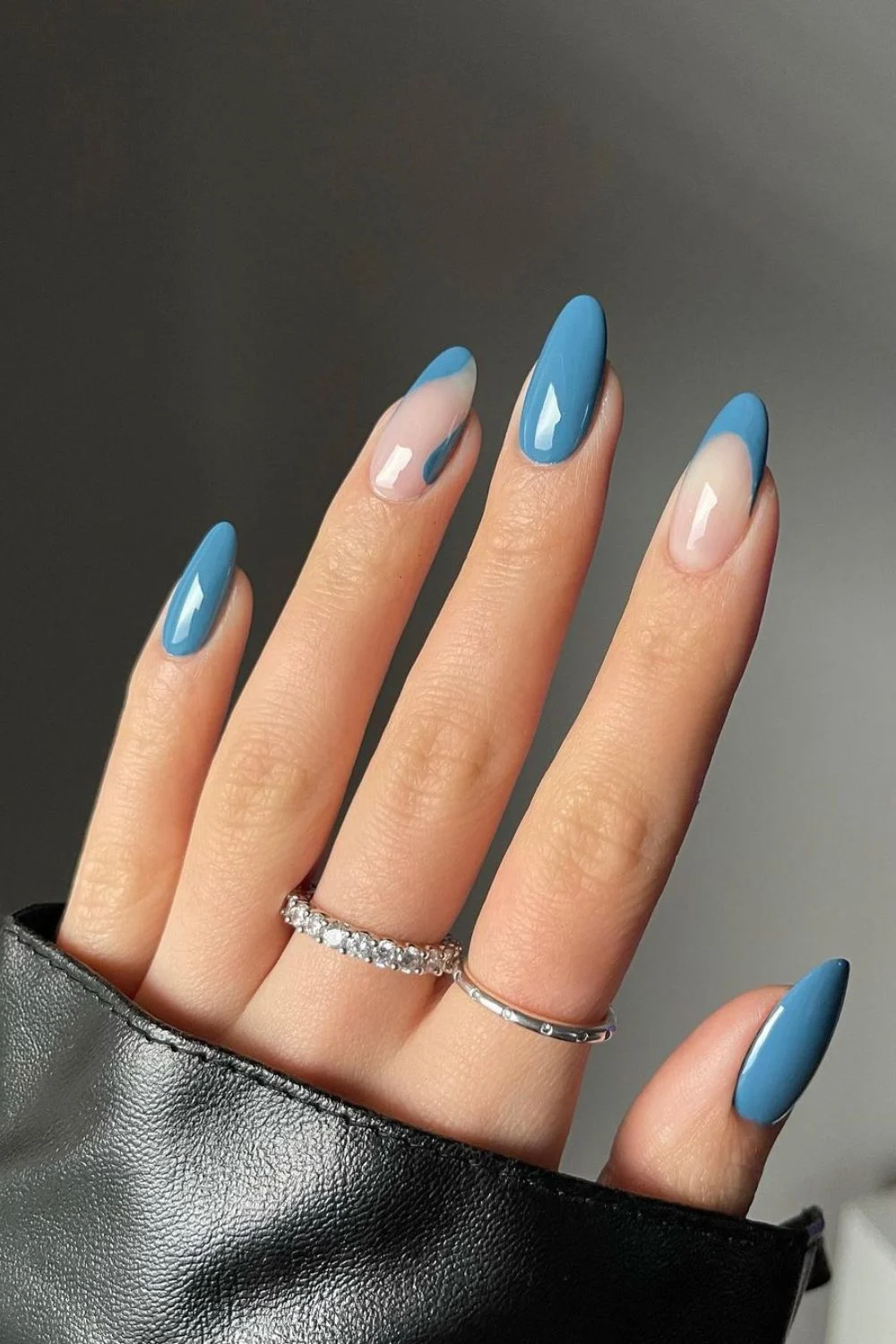 Ägäisblaue Maniküre mit Negative-Space-Akzent