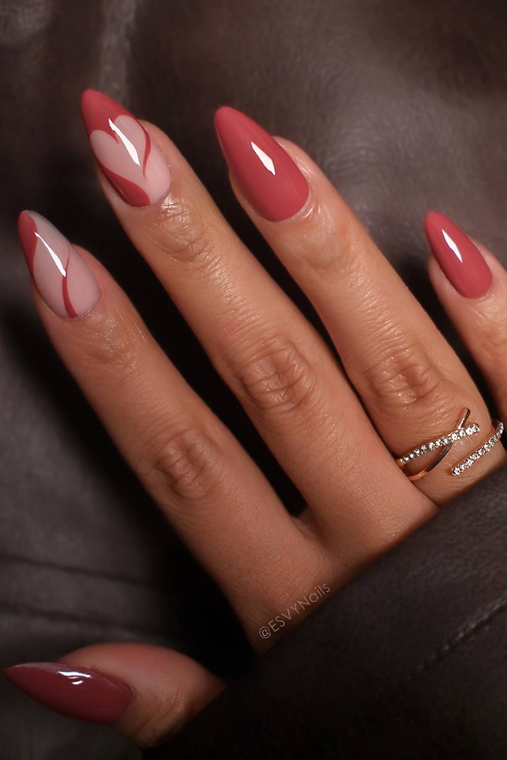 Altrosa Naegel mit Negative Space Herzen