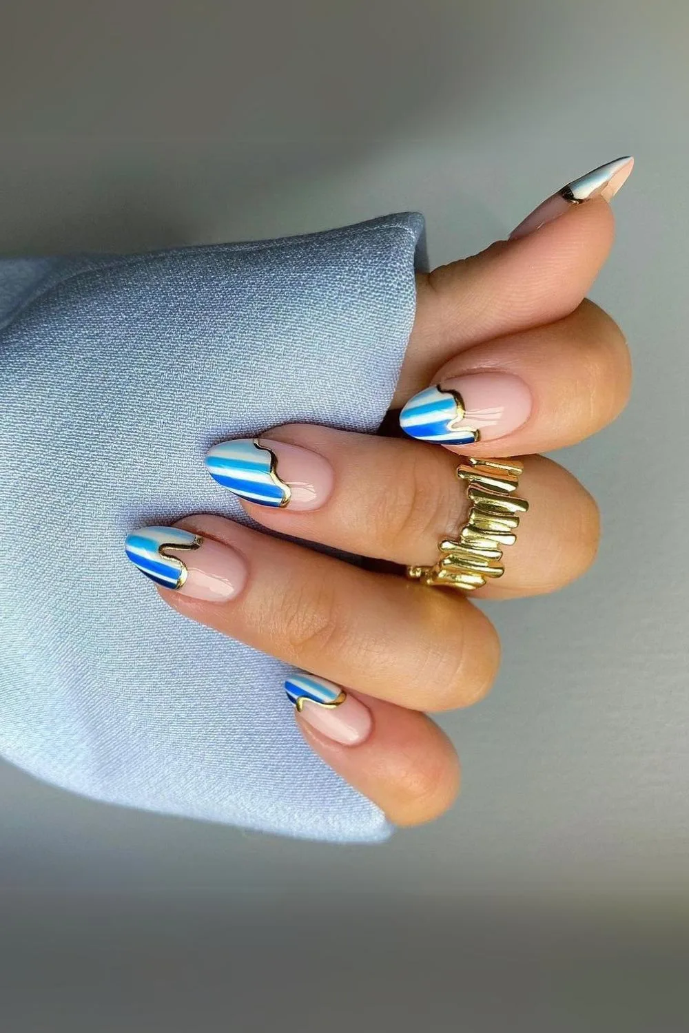 Blaue French Tips mit goldenen Streifen