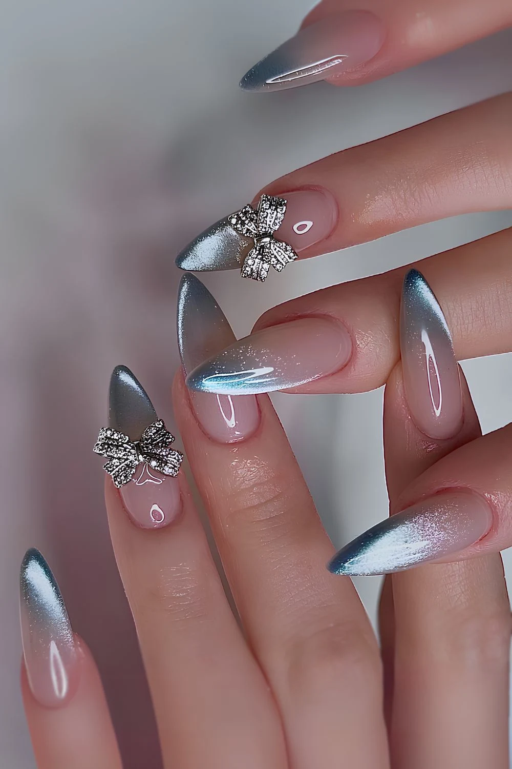 Blaues Ombré-Cat-Eye-Design mit Schleifen