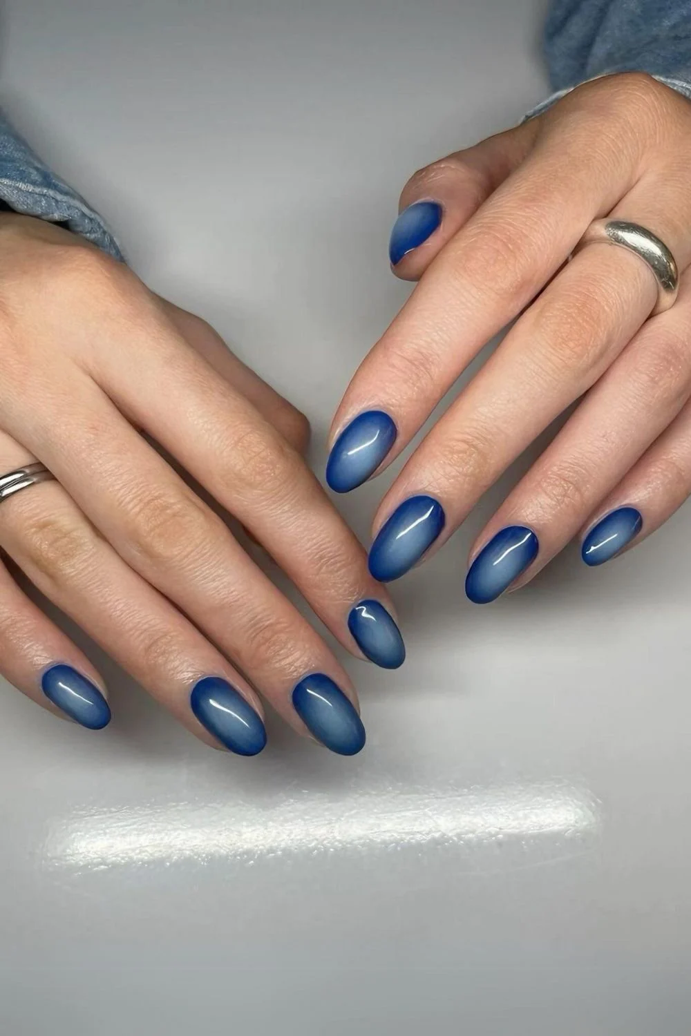 Dunkelblaue Aura-Nägel