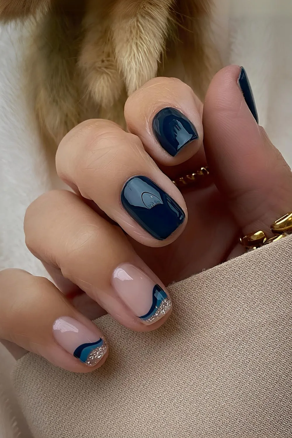 Dunkelblaue Nägel mit Akzent-Swirls