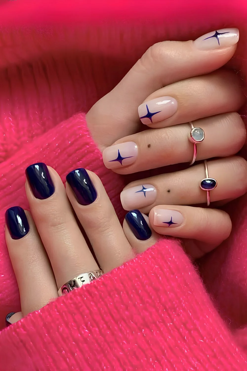 Dunkelblaue Nägel mit Sternenburst-Design