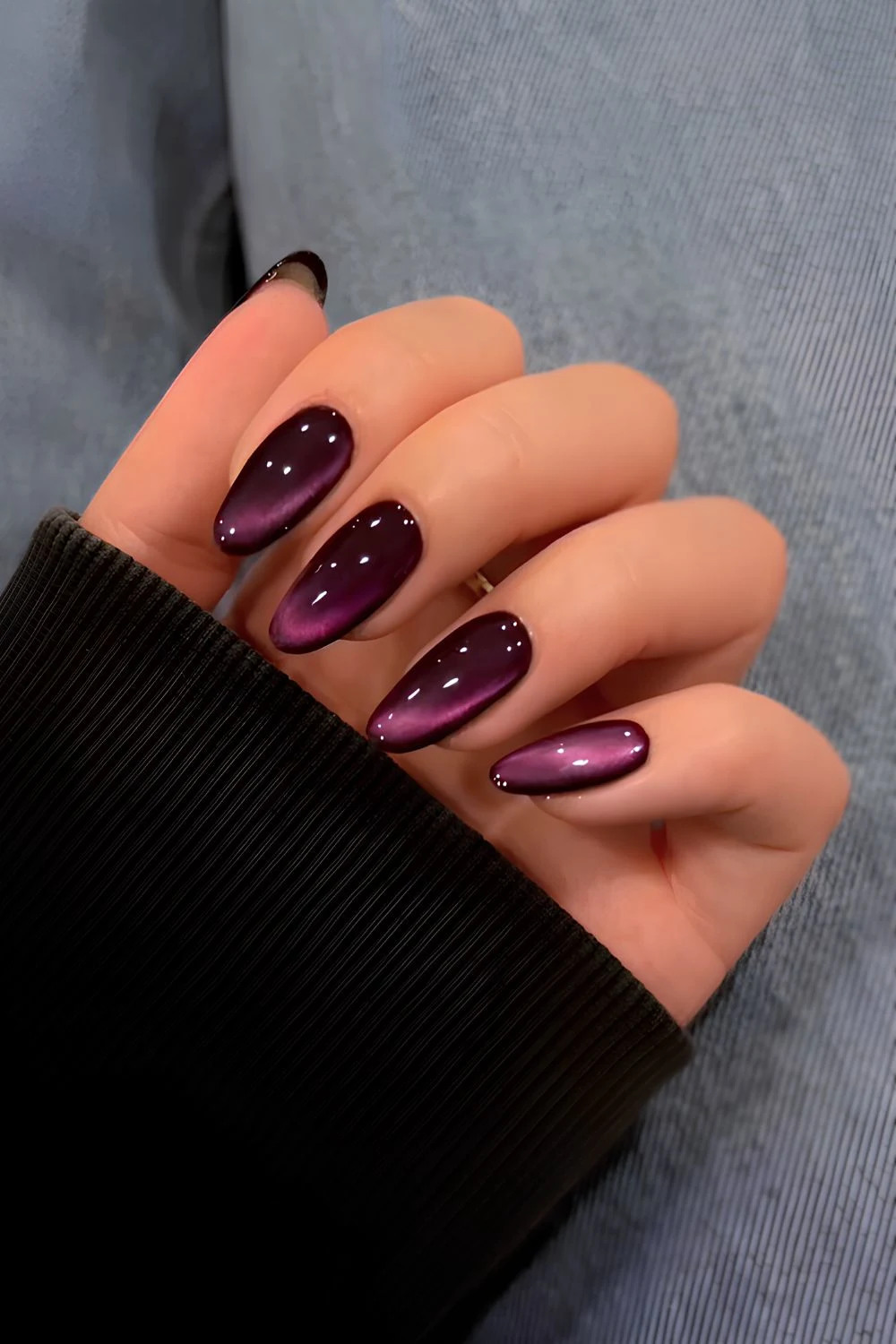 Dunkellila Cat-Eye-Maniküre