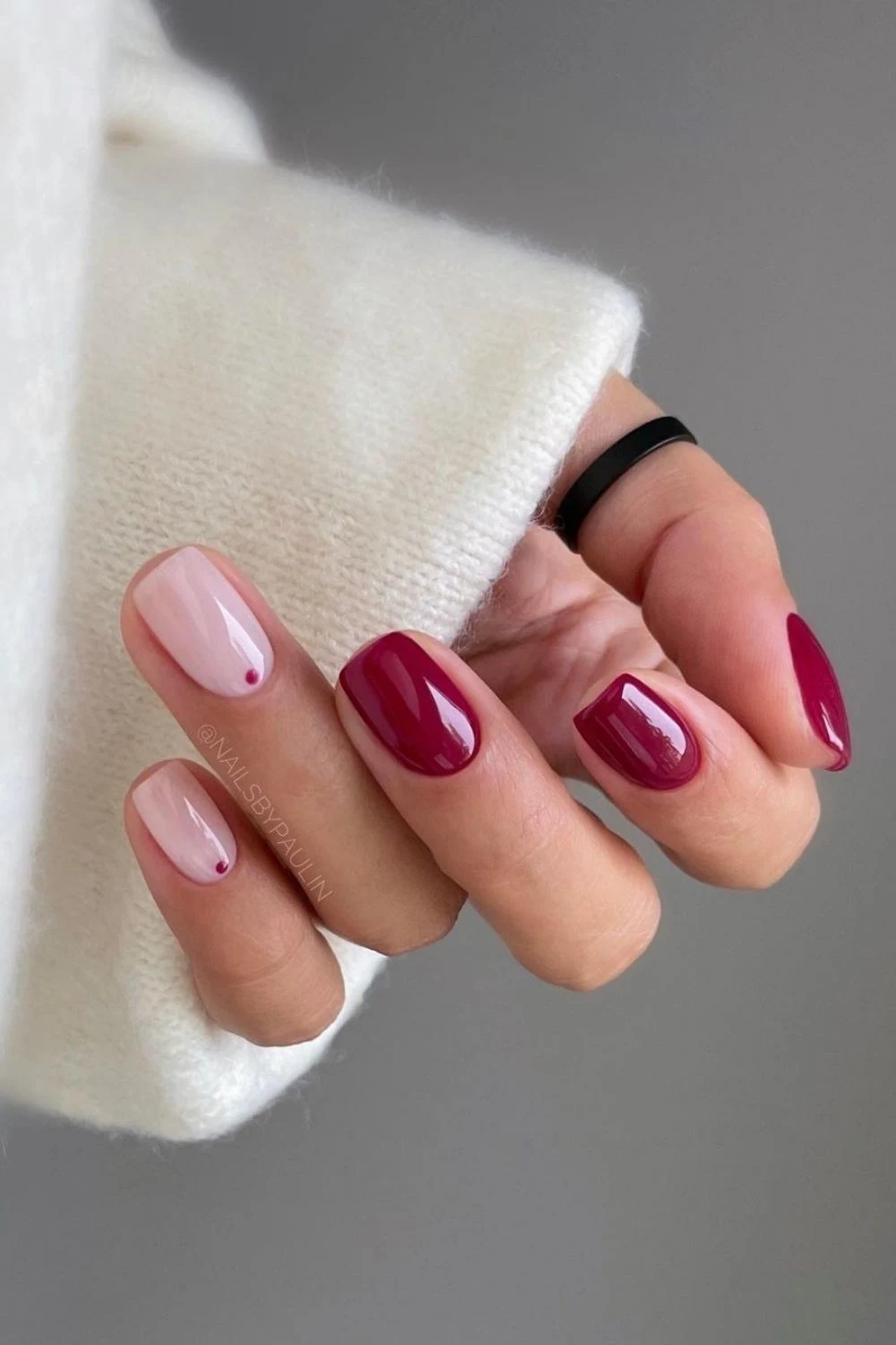 Dunkelrote Mani mit Punkt-Details