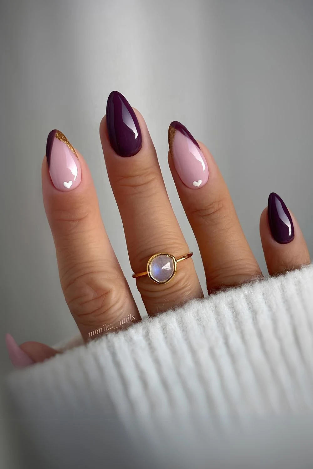 Dunkelviolette N&auml;gel mit Herzen und Glitzer