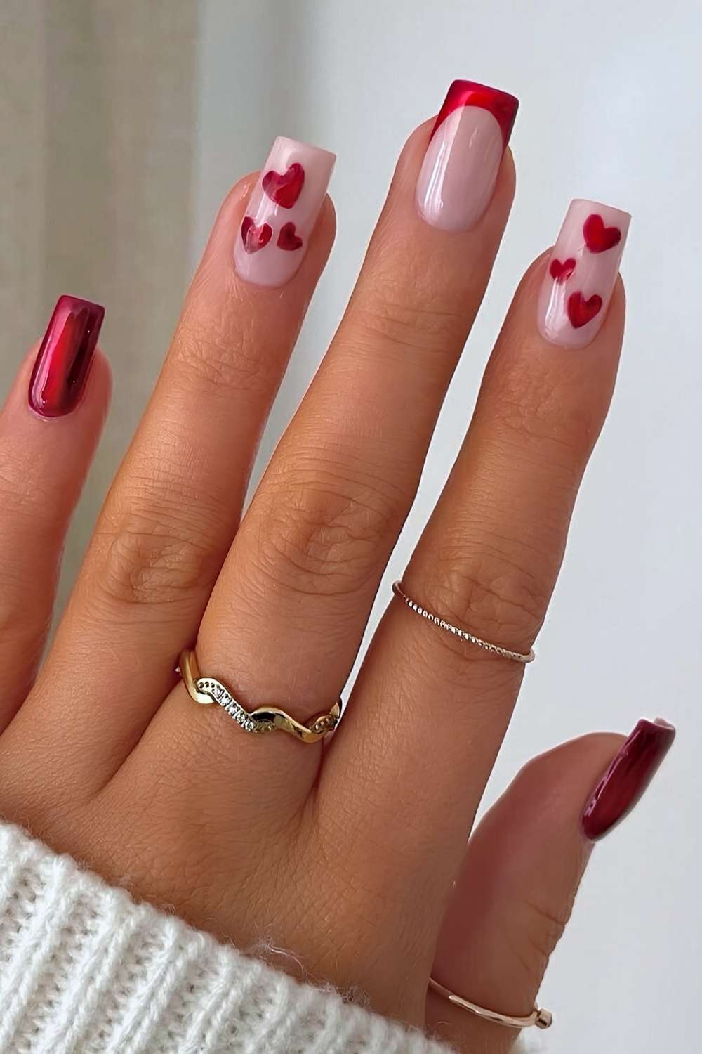 Eckige rote Chrome Naegel mit Herzen