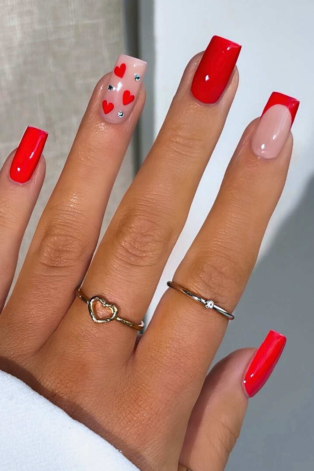 Eckige rote Naegel mit Strass und Herzen