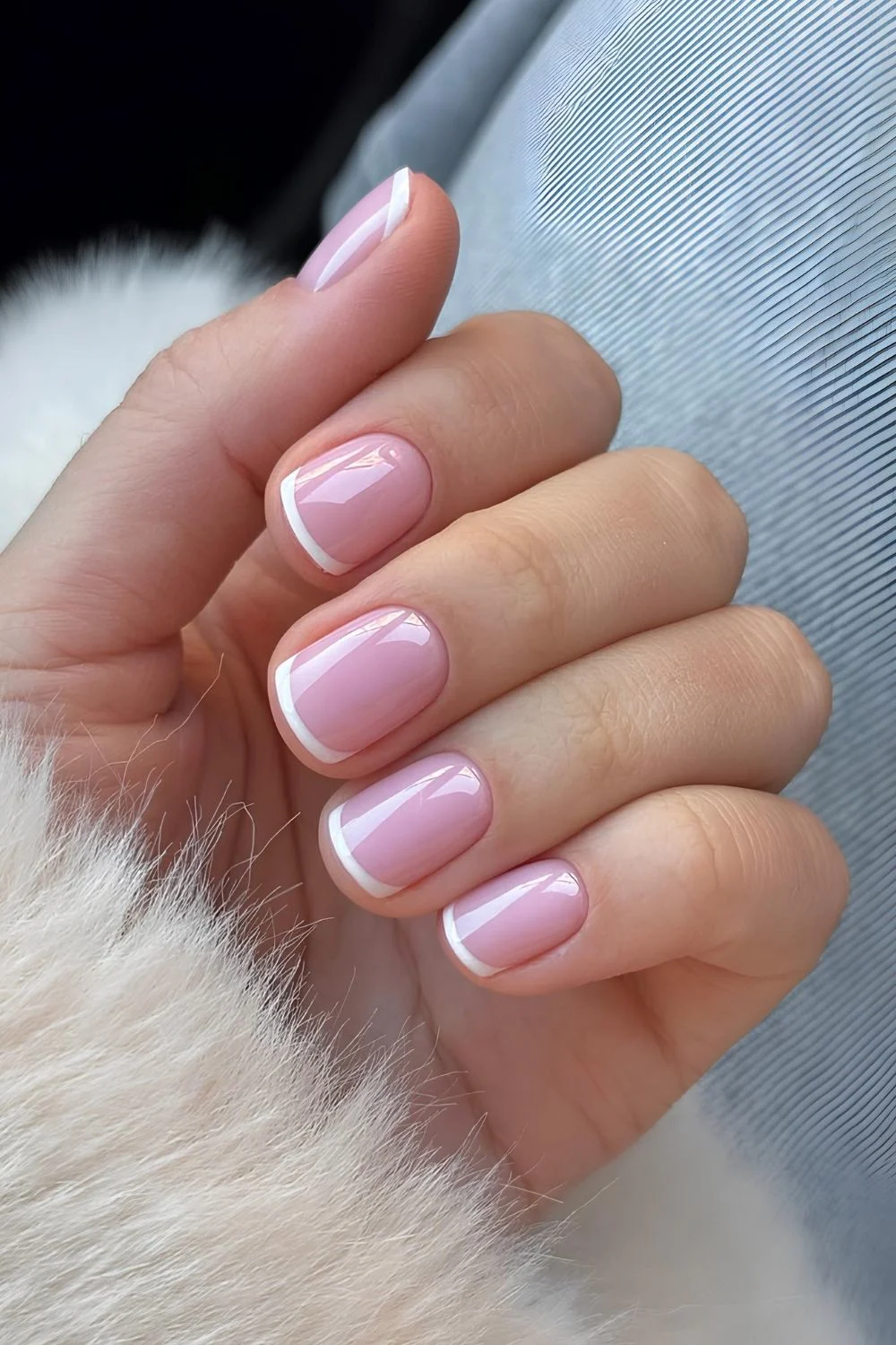 French-Tip-Maniküre mit rosa Basis