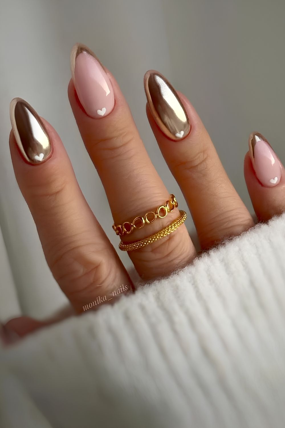 Goldene Chrome Naegel mit weissen Herzen