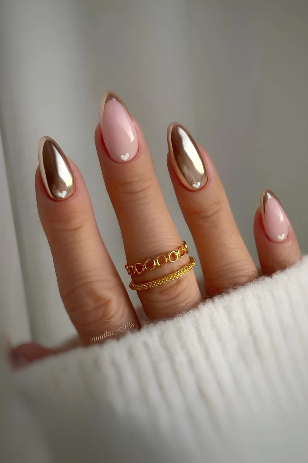 Goldene French Nägel mit Herz-Akzenten