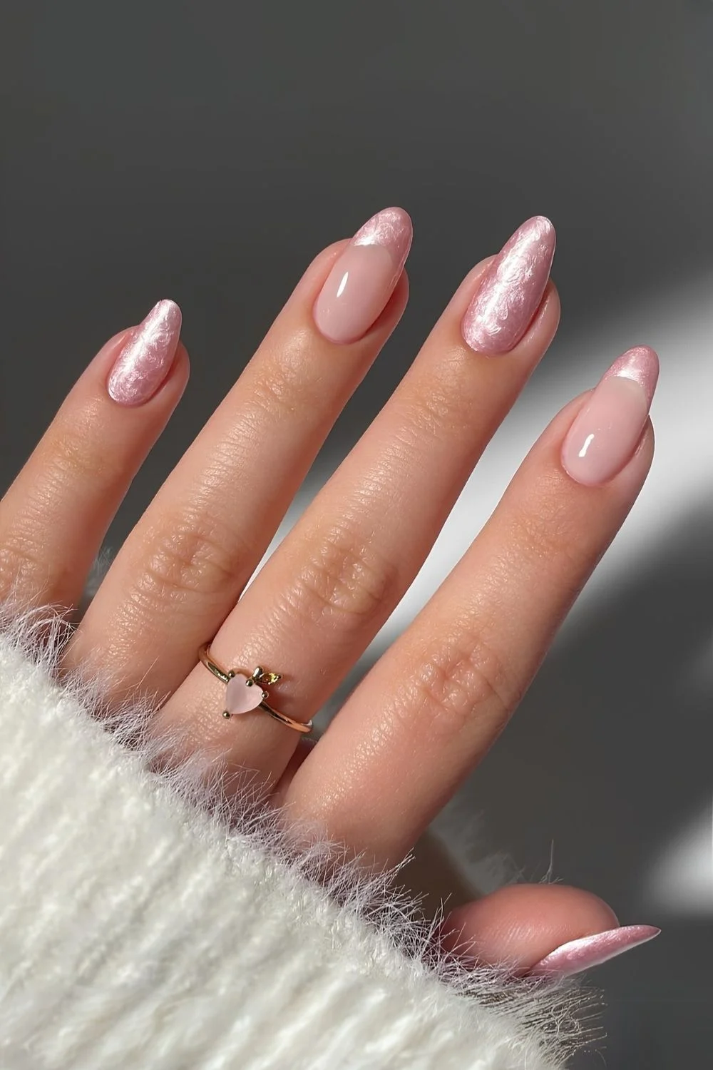 Hellrosa Nägel mit Pearl Swirl-Finish