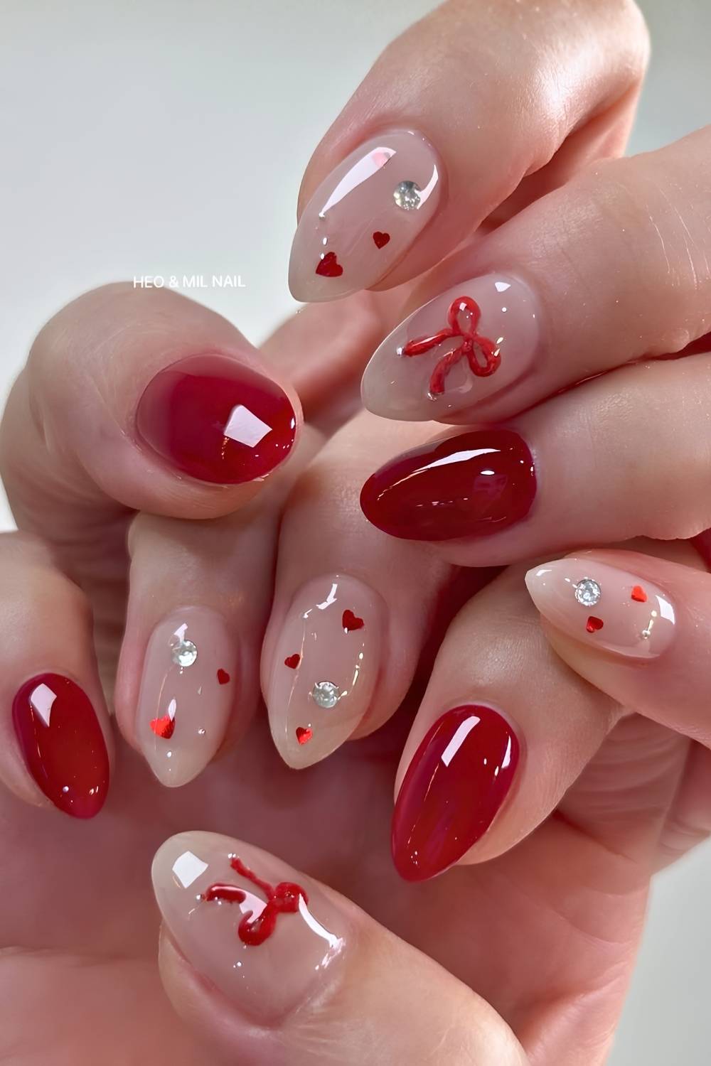 Jelly rote Naegel mit Schleifen und Herzen