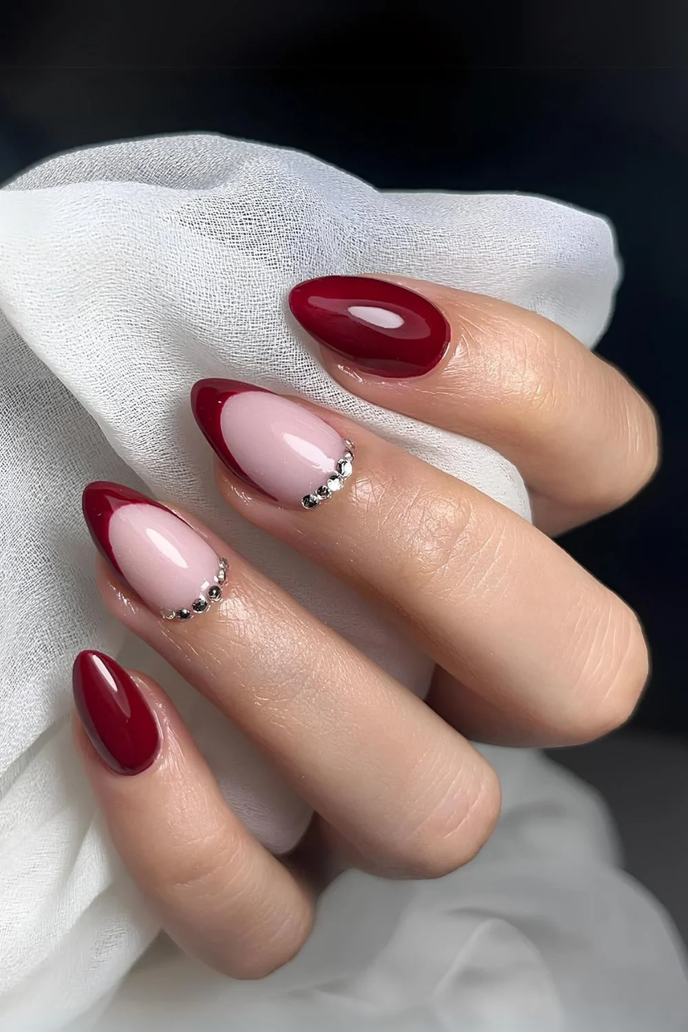 Kirschenrote Nägel mit Akzent-French-Tips und Strass