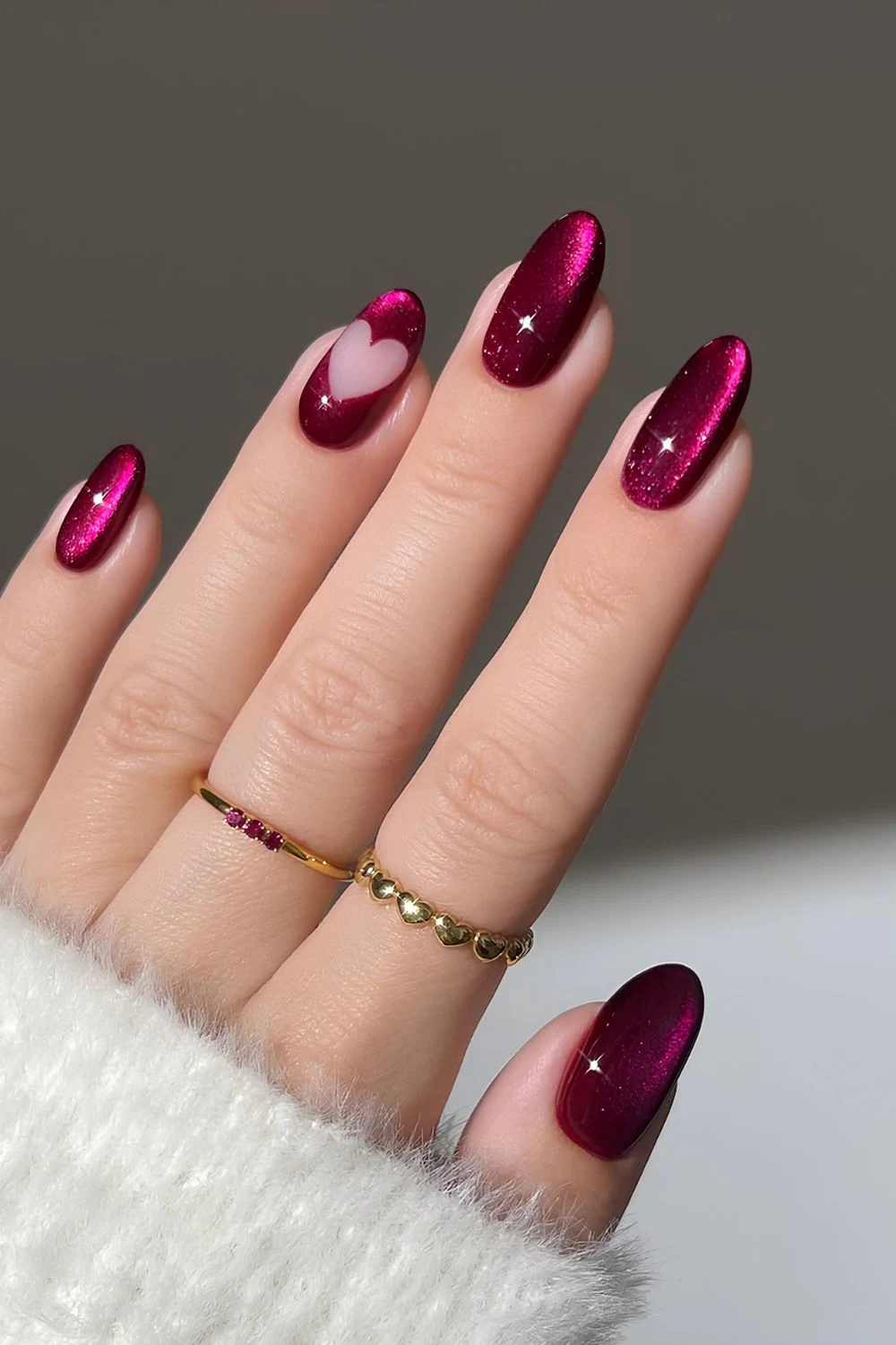 Kirschglas-Nägel mit Herz-Negativraum-Akzent