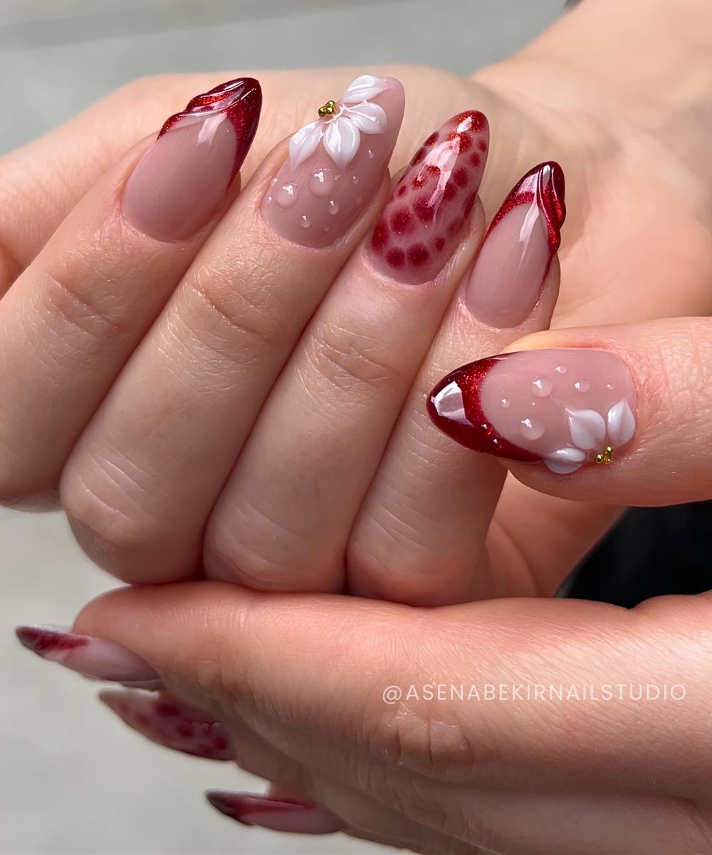 Kirschrote French Naegel mit Swirls und Blumen