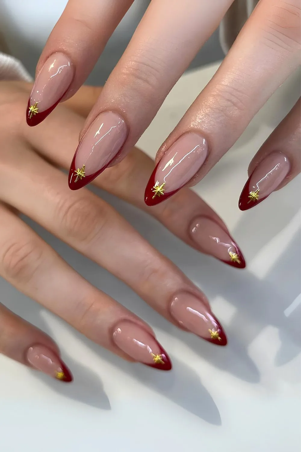 Kirschrote French Nails mit Chrome-Sternen