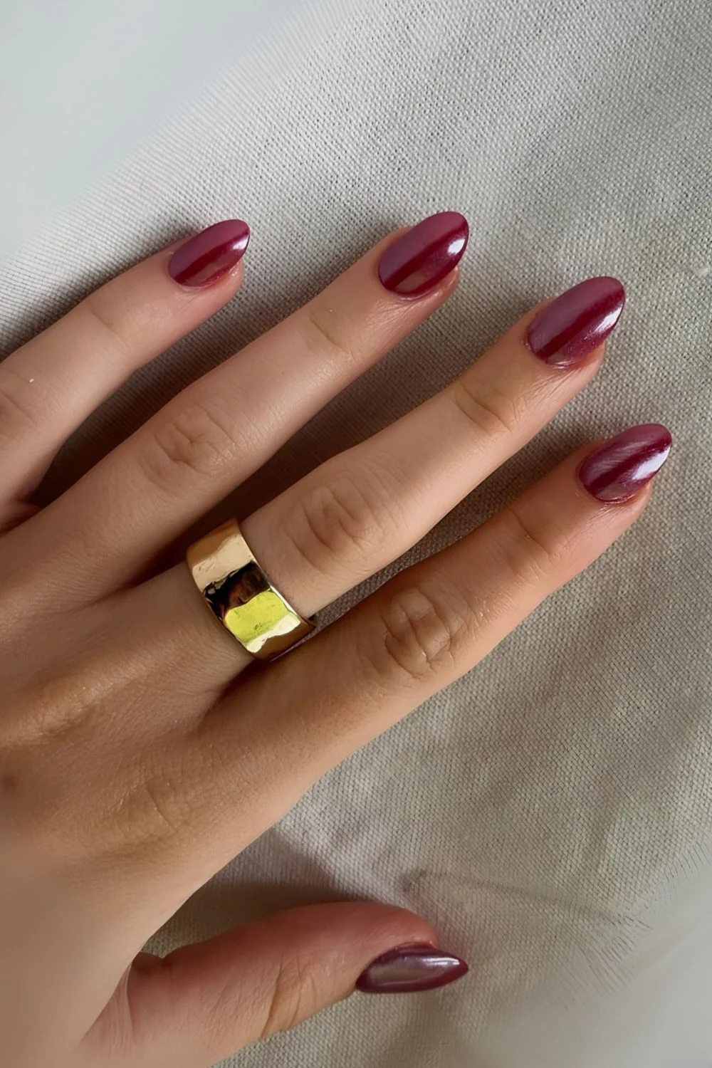 Kirschrote Mani mit Chrome-Effekt