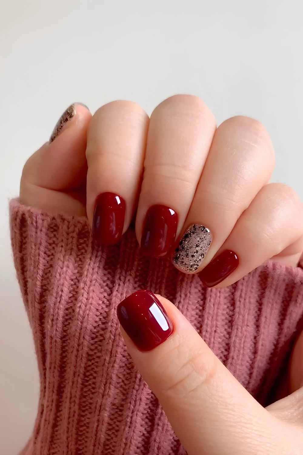 Kirschrote Mani mit silbernem Glitzer-Akzent