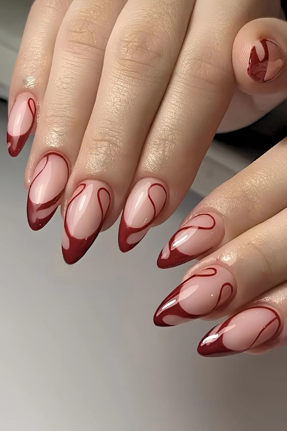 Kirschrote Swirly French Tip Mani