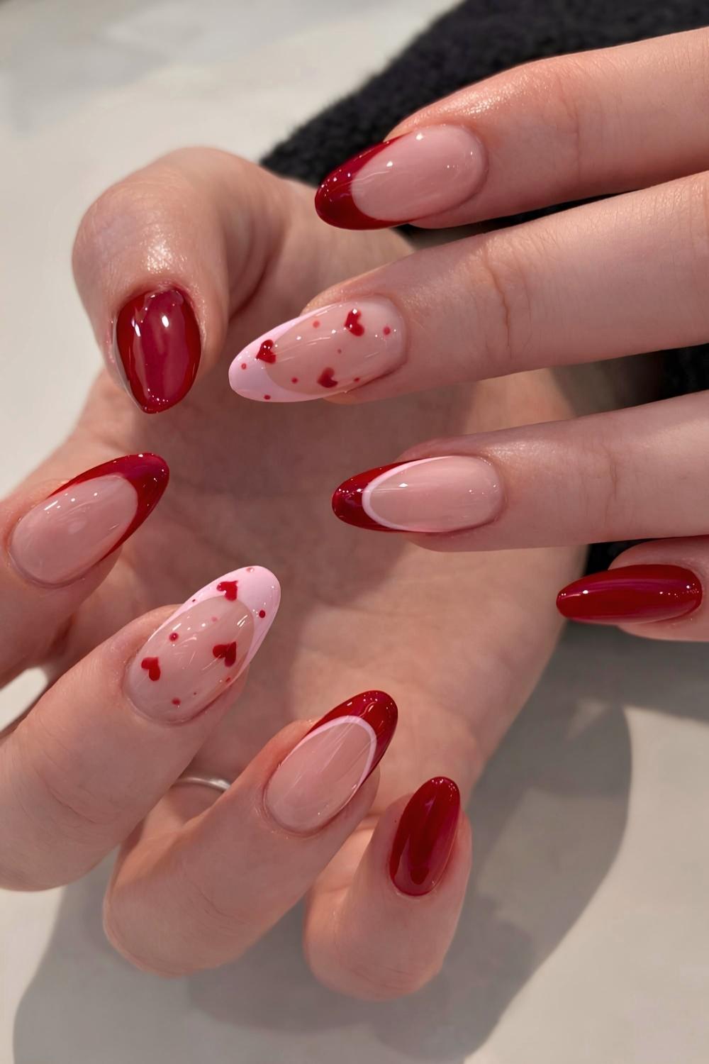 Kirschrote rosa Naegel mit Herzen