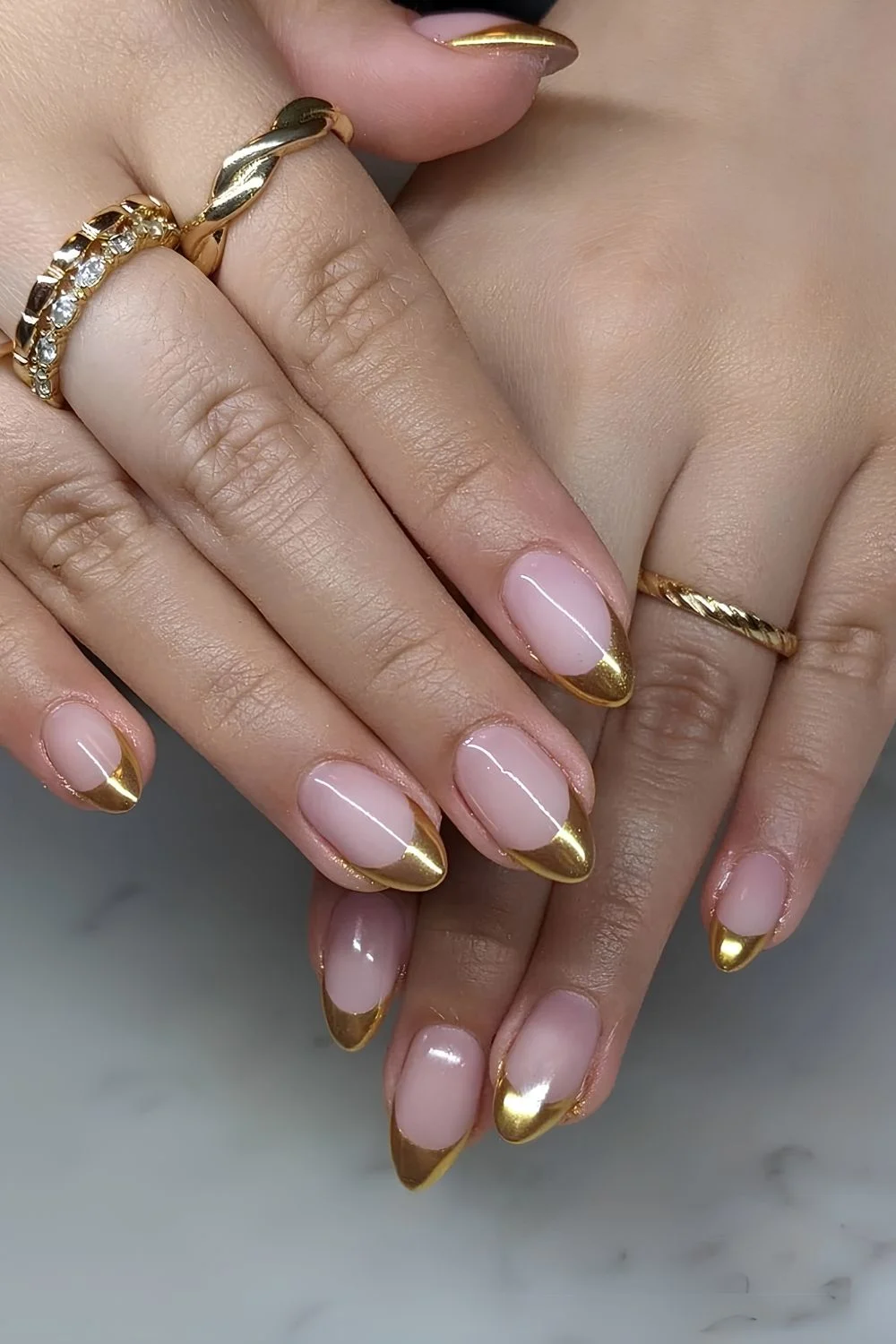 Klassische Gold-French-Nägel