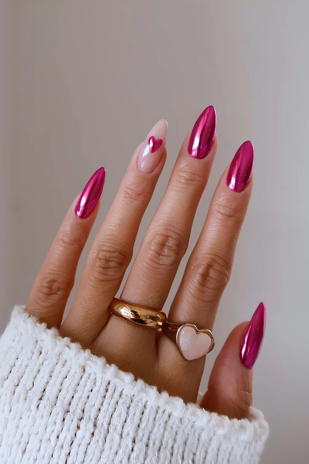 Knallpink Chrome-Nägel mit Herz-Akzent