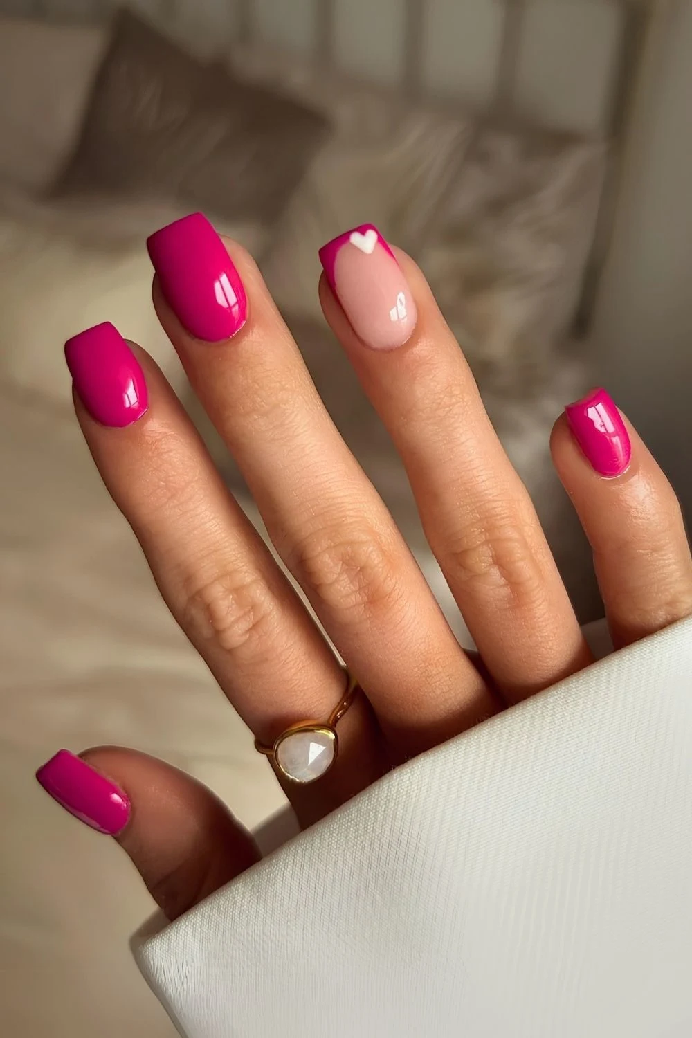 Knallpink Nägel mit winzigem Herz