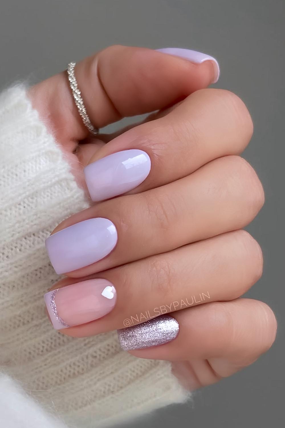 Kurze lila Manikuere mit Herzen und Glitzer