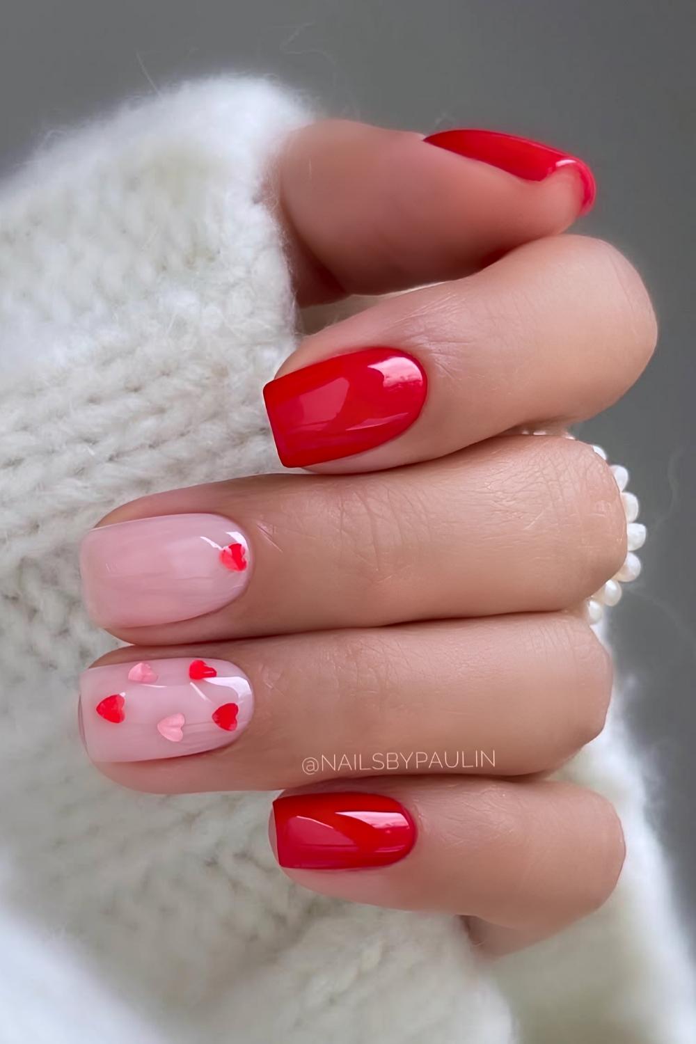 Kurze rote Manikuere mit Mini Herzen