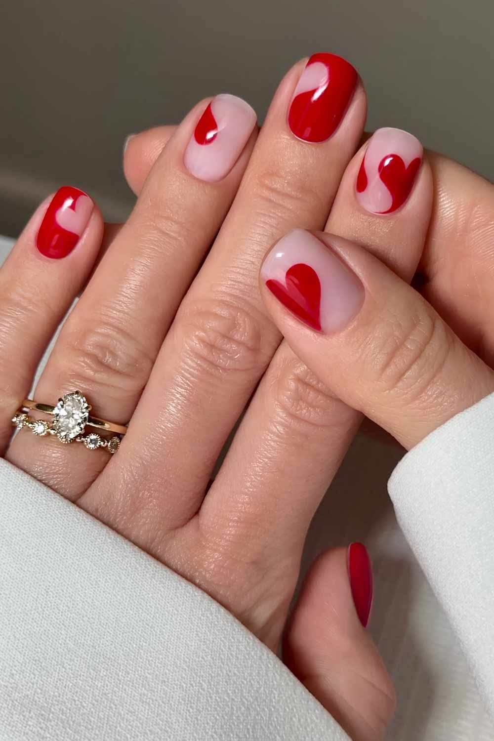 Kurze rote Naegel mit Negative Space Herzen