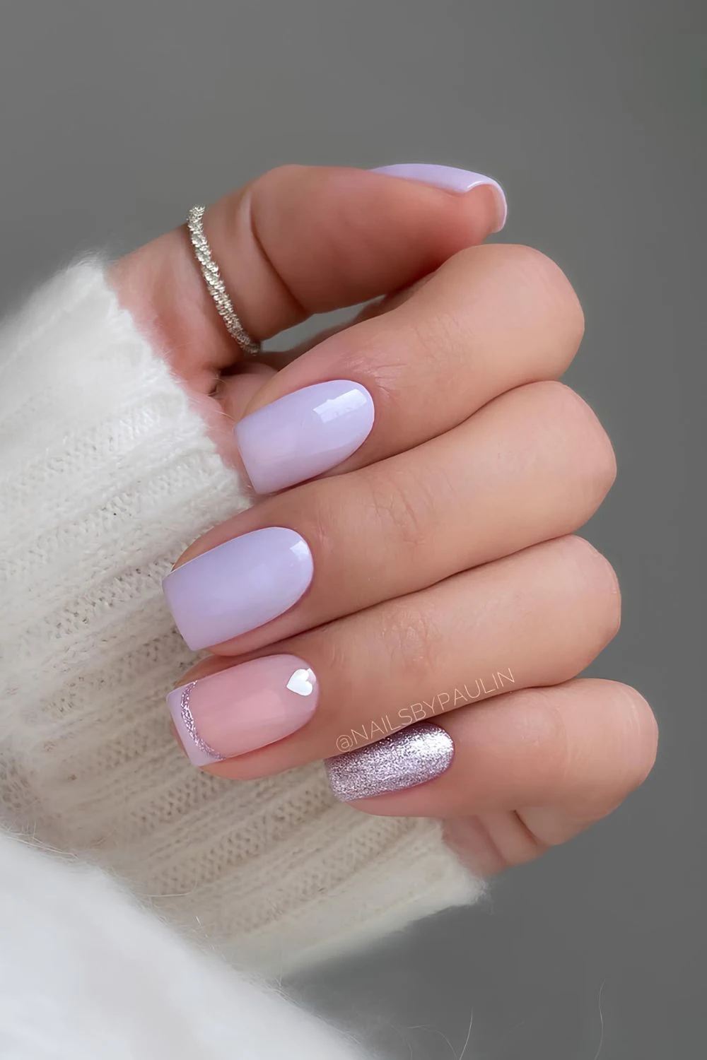 Lavendel-Nägel mit Herzen und Glitzer