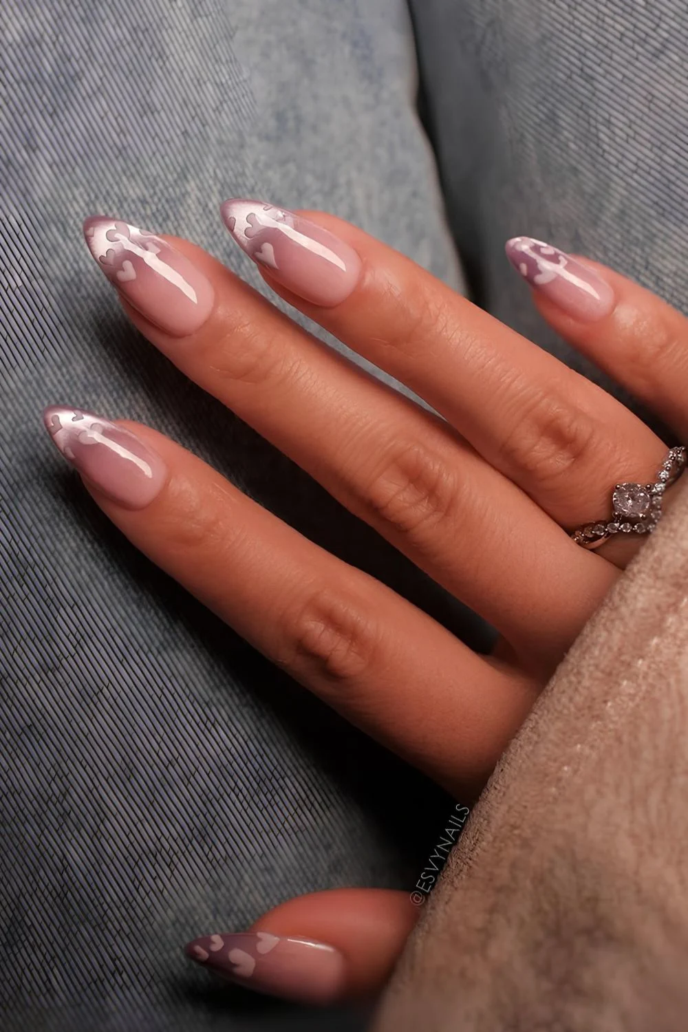 Lila Cat-Eye-French-Maniküre mit Herz-Design