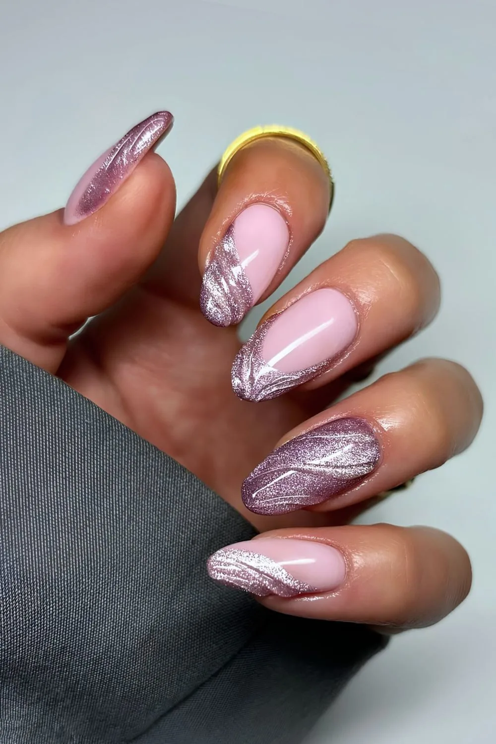 Lila Cat-Eye-Nägel mit 3D-Details