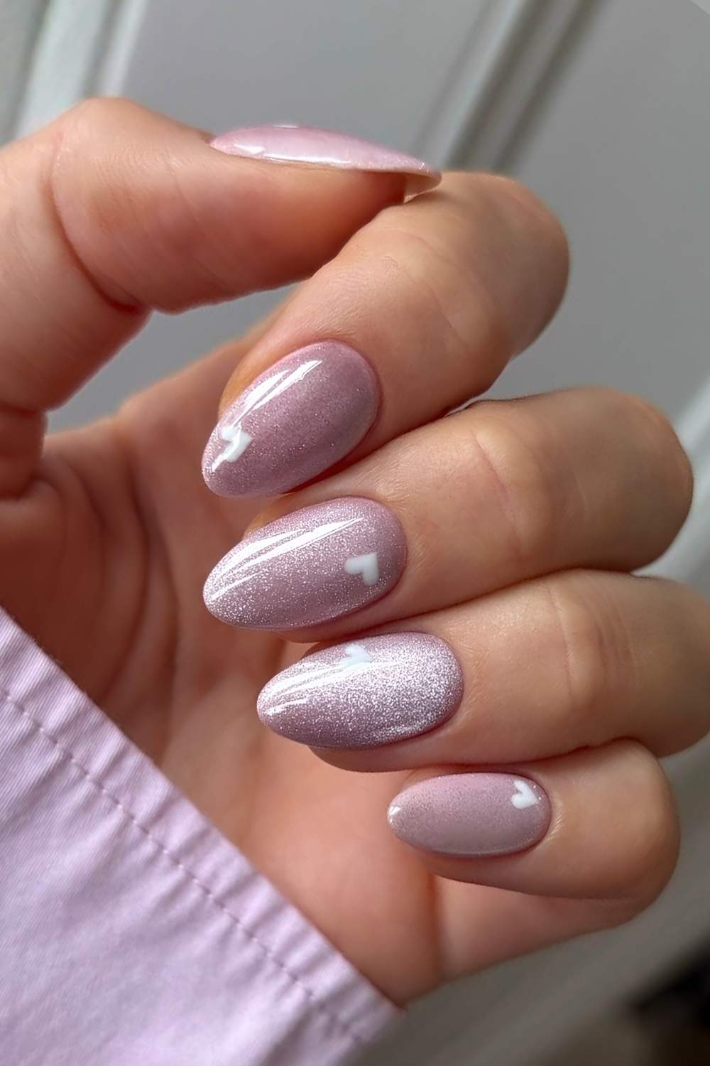 Lila Velvet Manikuere mit Herzen