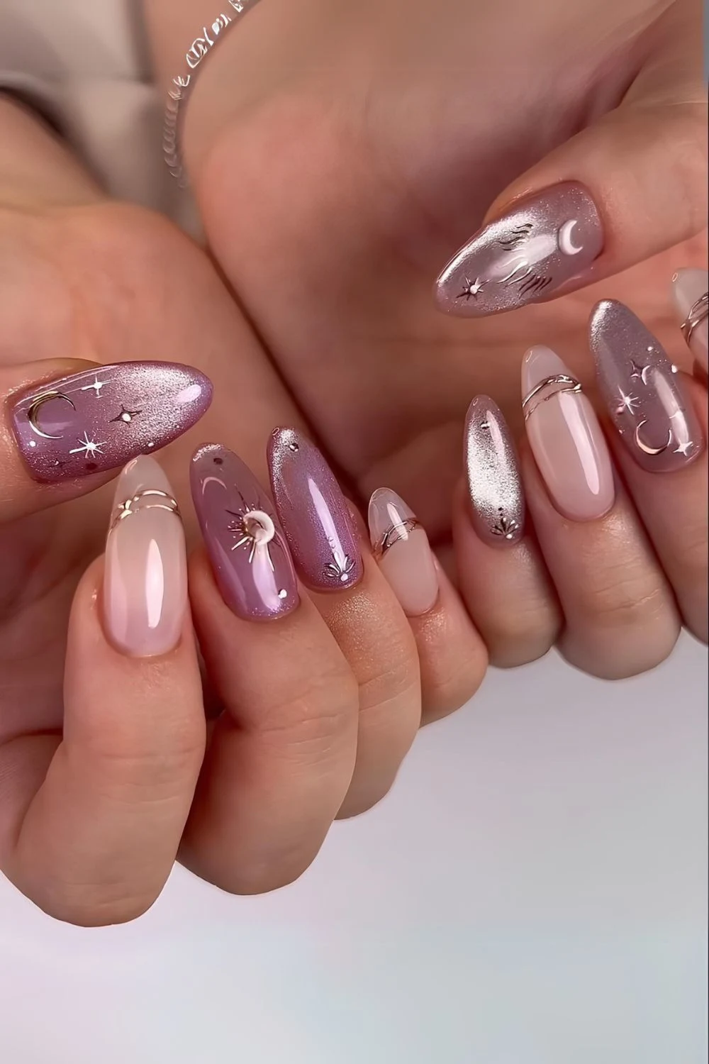 Lila-rosa Cat-Eye-Nägel mit Sternen-Akzenten