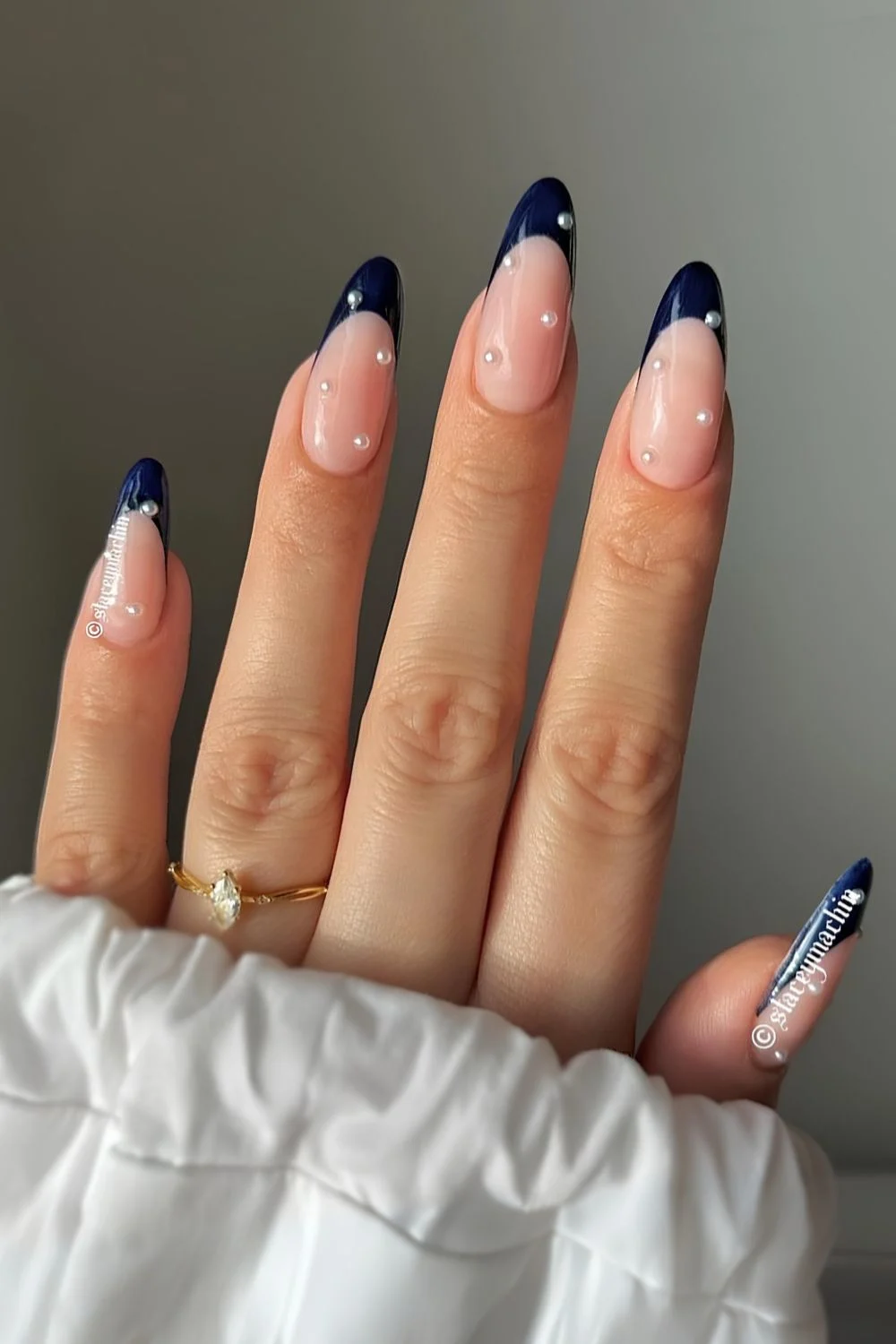 Marineblaue French Nails mit Perlen