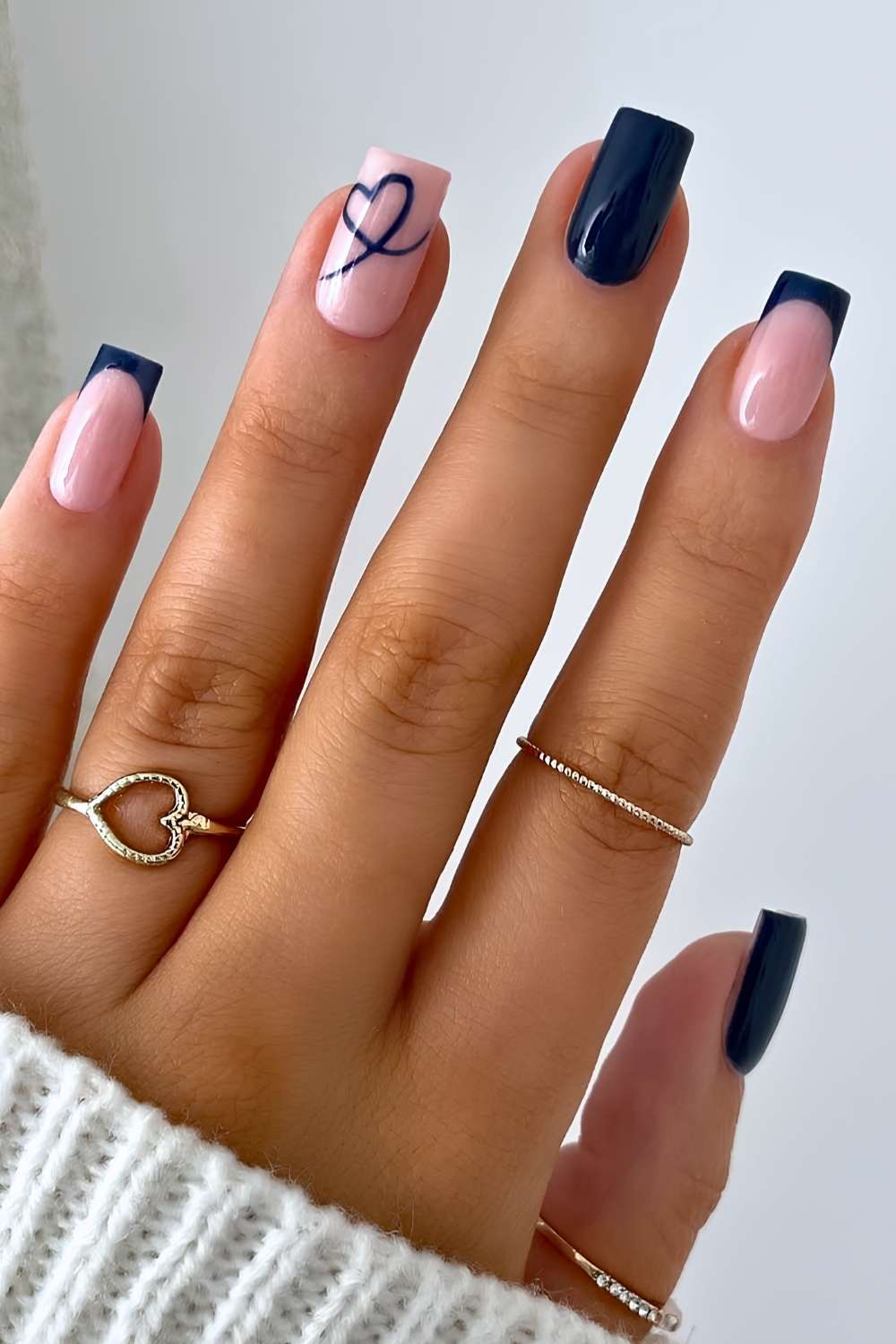 Marineblaue Naegel mit Herz Kontur