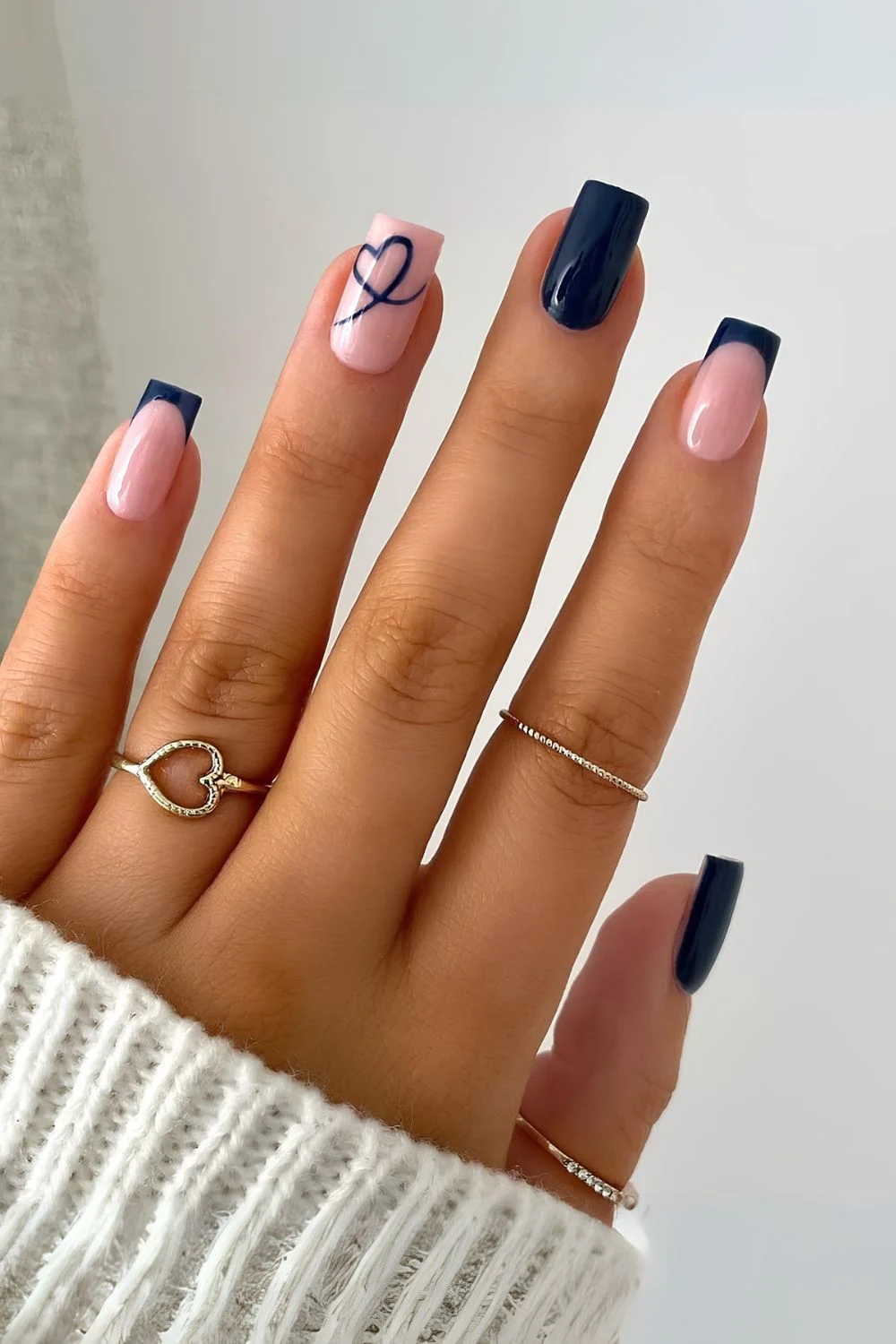 Marineblaue Nägel mit Herz-Umriss