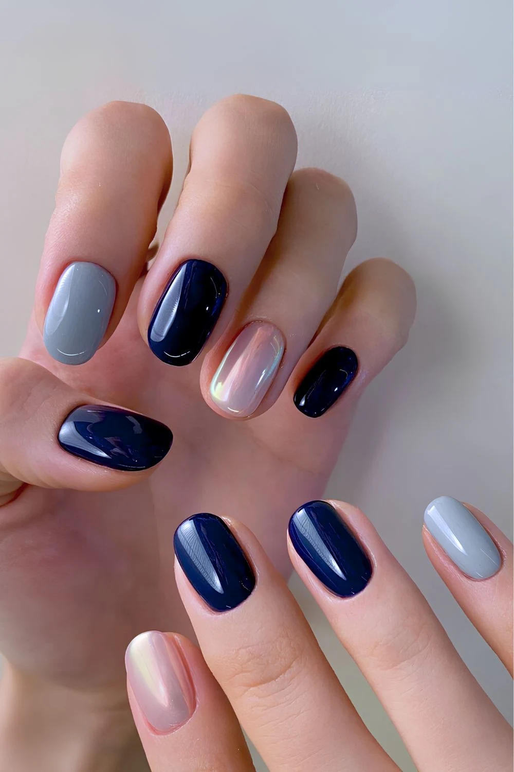 Marineblaue und graue N&auml;gel mit Chromeffekt
