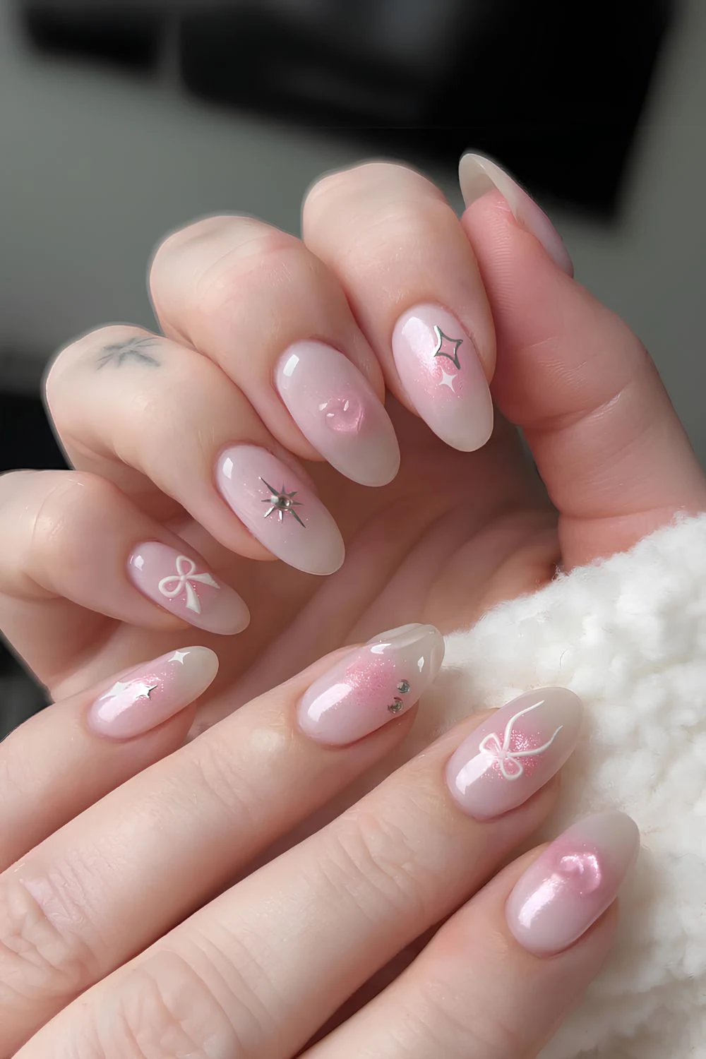 Milchig rosa Mix-and-Match-Maniküre
