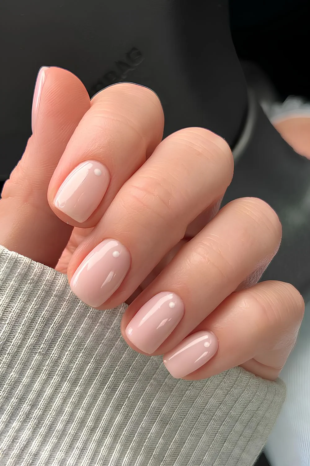 Milchig rosa Nägel mit Punktakzenten