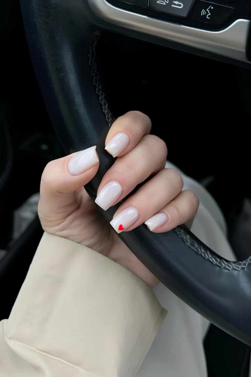 Milchwei&szlig;e N&auml;gel mit einem roten Herz-Akzent