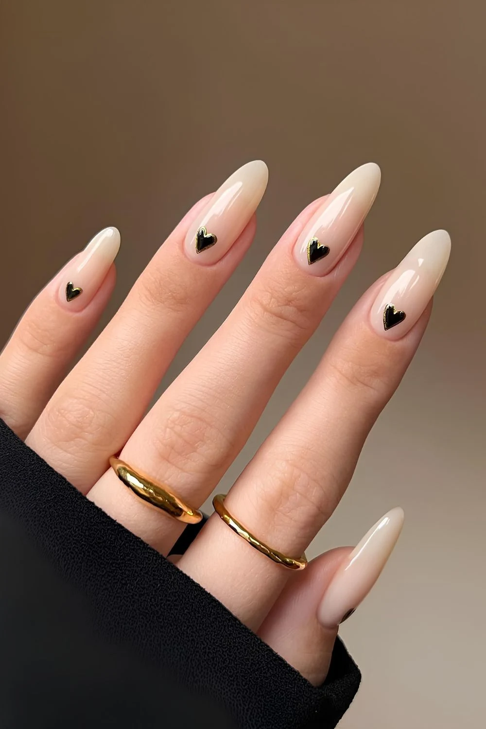 Milchweiße Nägel mit schwarzen Herzen