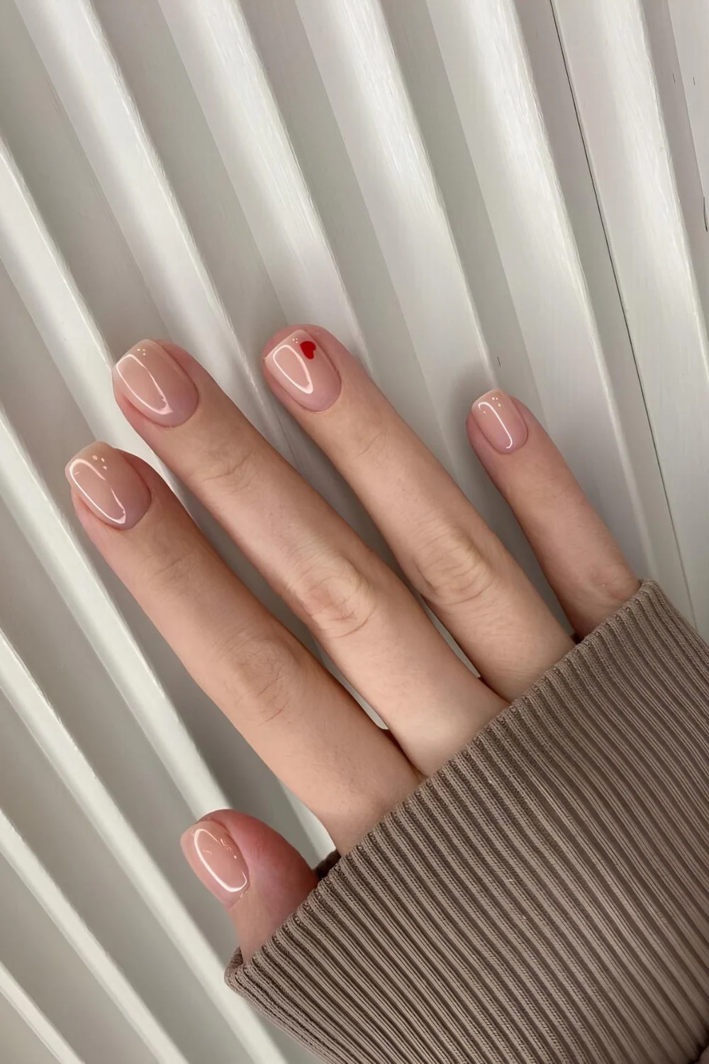 Minimalistische Valentinstags-Nägel mit rotem Herz-Detail