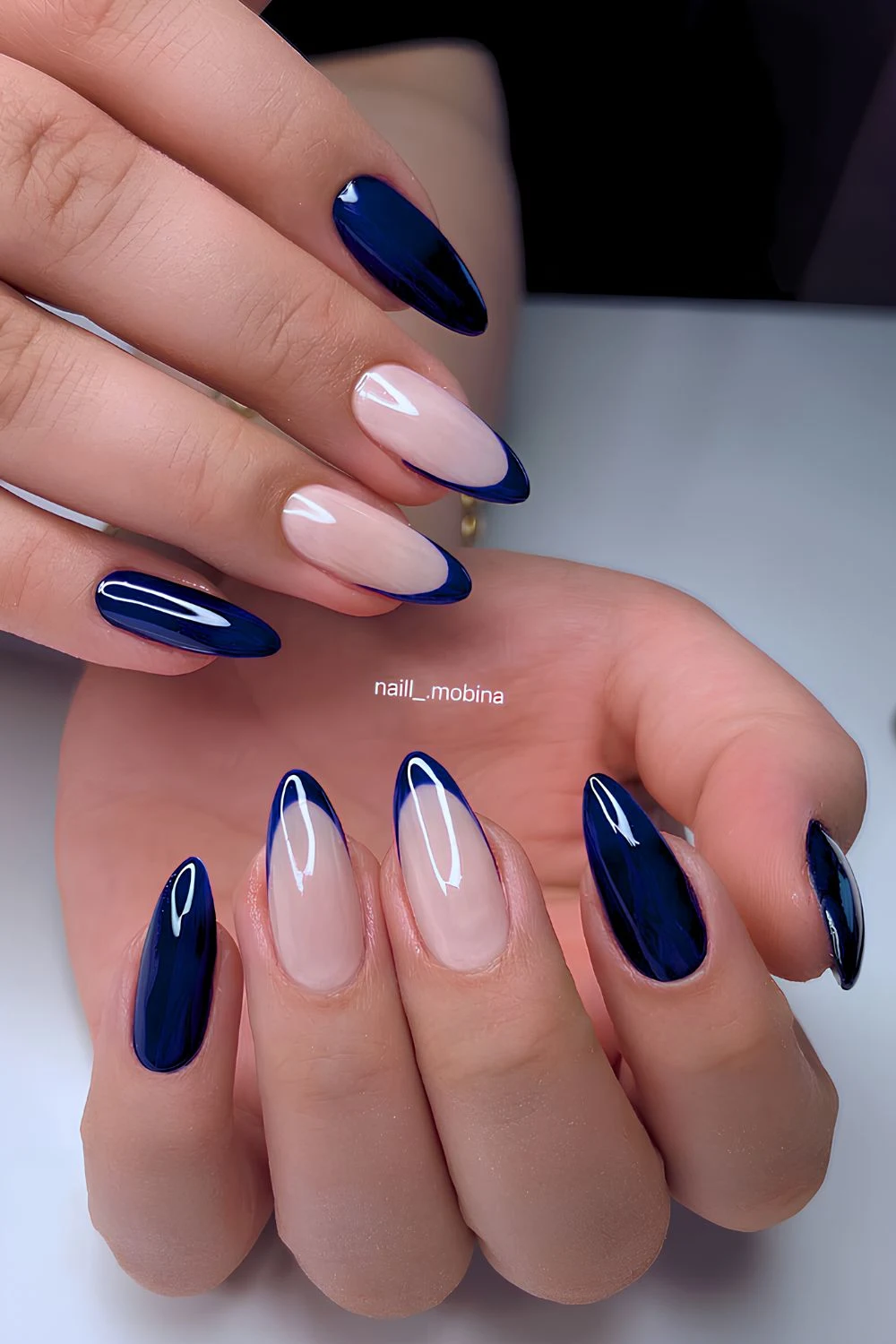 Mix aus marineblauen French Tips und Vollfarbe