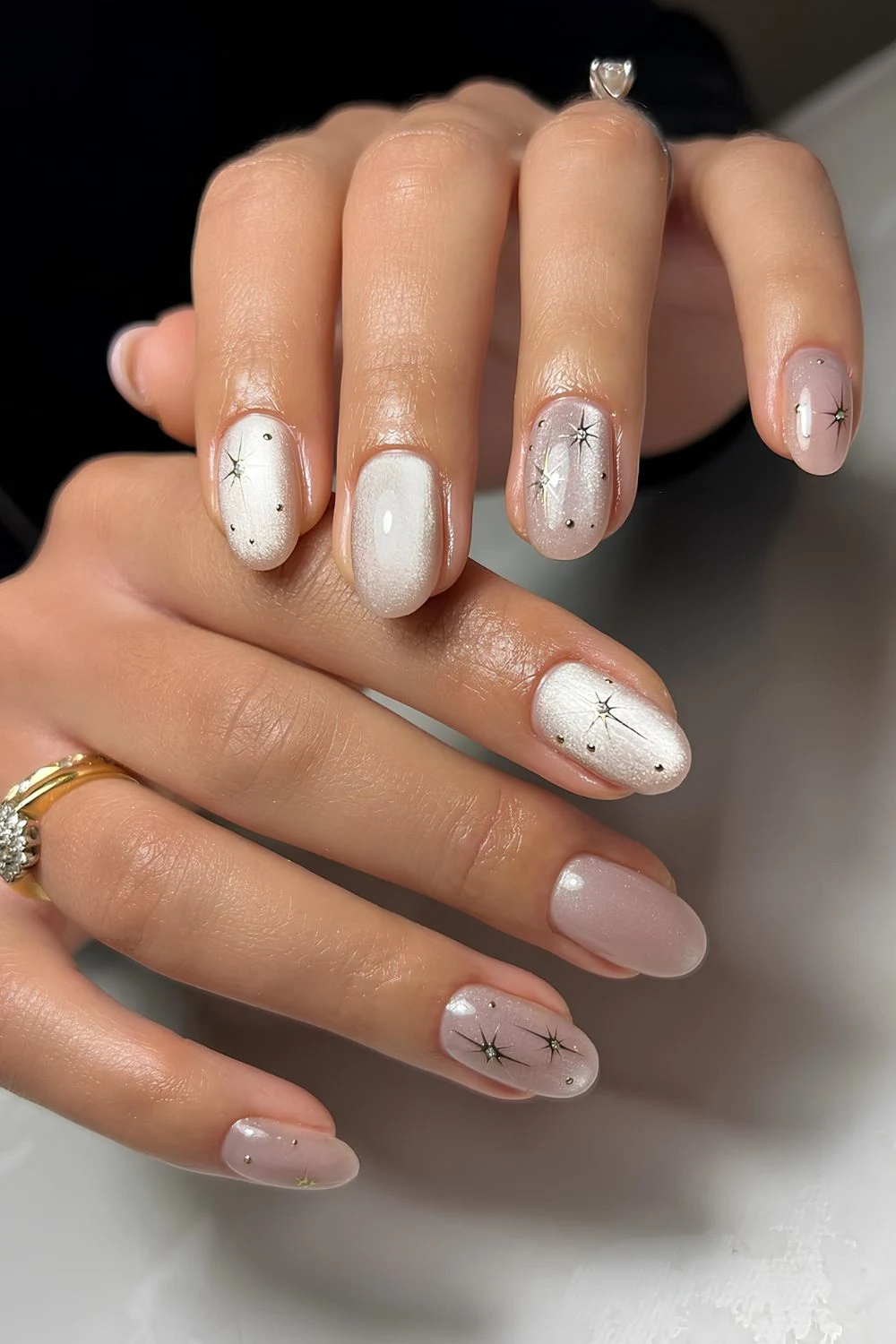 Neutrale Cat-Eye-Maniküre mit himmlischen Akzenten