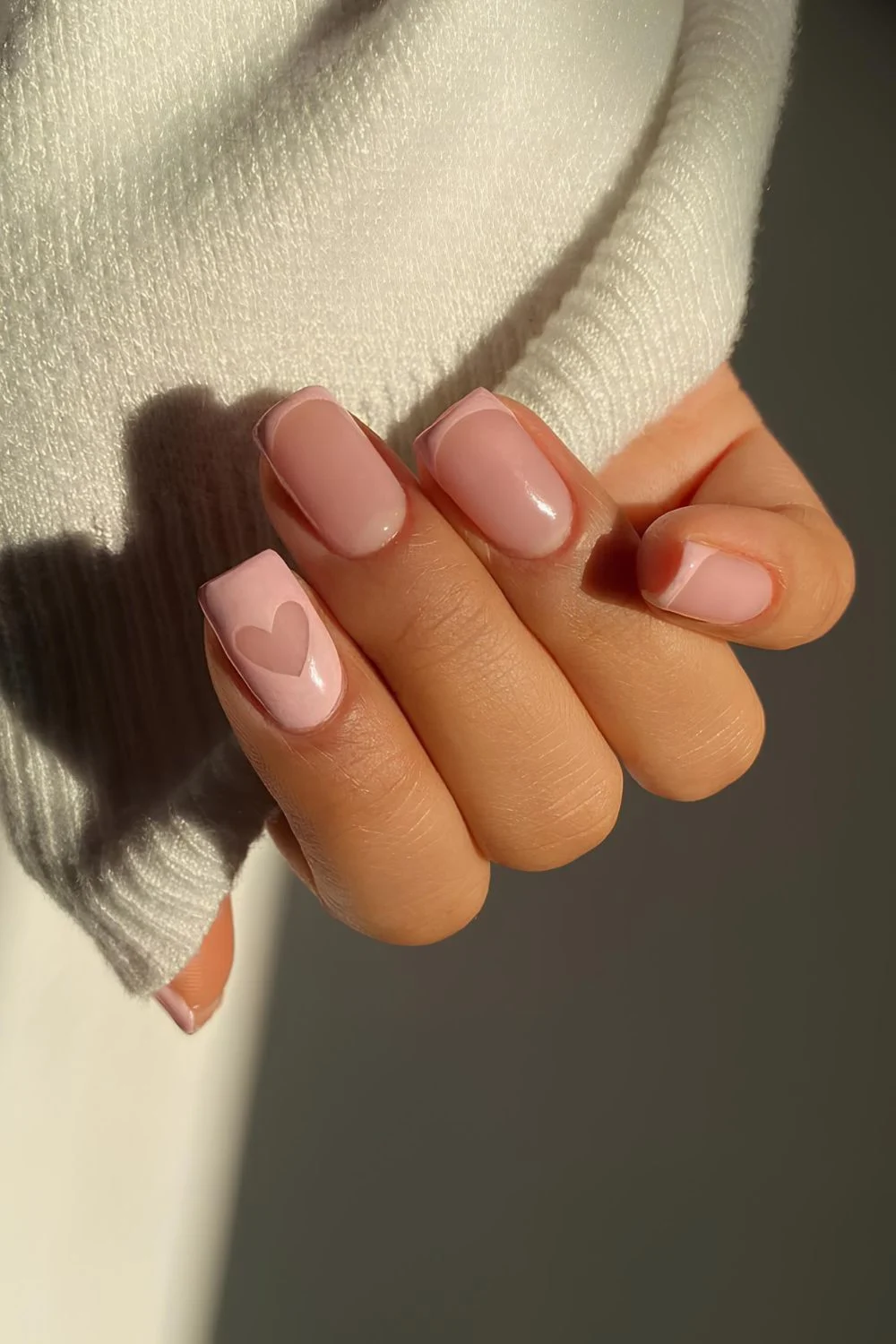 Pastellrosa Nägel mit negativem Space Herz-Akzent