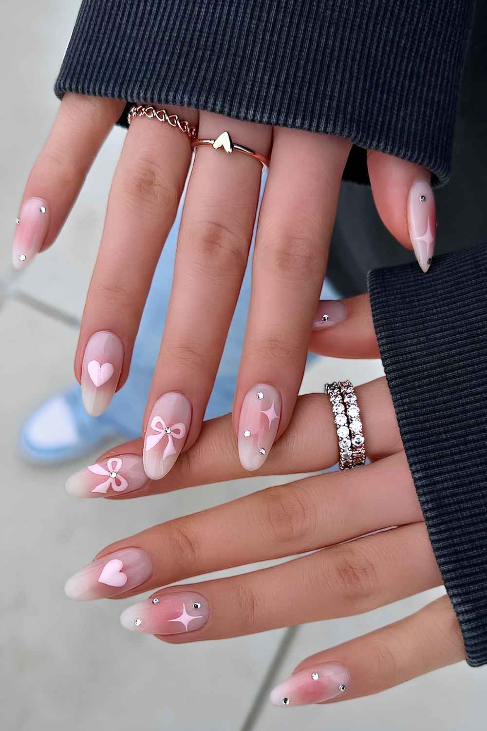 Rosa Aura Naegel mit Schleifen und Strass