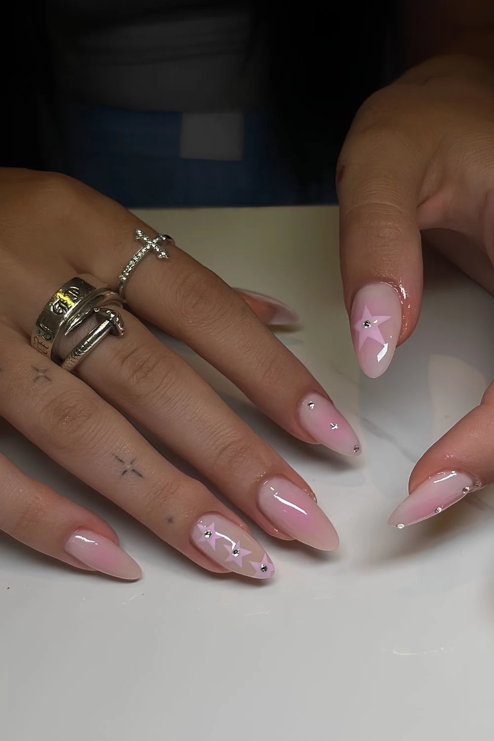 Rosa Aura-Nägel mit Sternakzenten